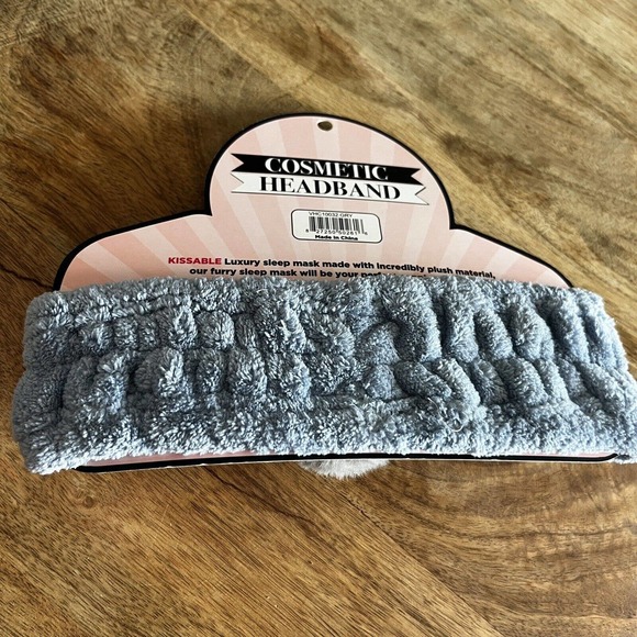 Cosmetic Headband With Heart Terrycloth Kissable By MinxNY - Picture 3 of 4